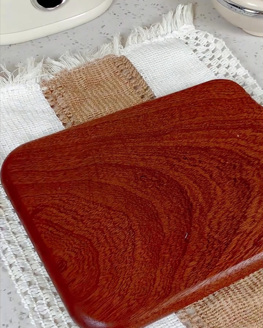 Una salsiccia tagliata a rondelle su un tagliere di legno.
