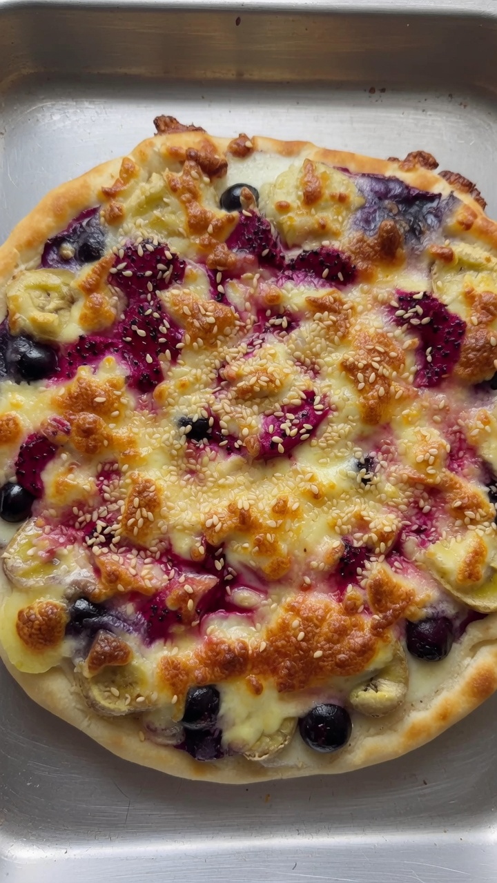 Pizza dolce fatta in casa con frutta fresca e mozzarella
