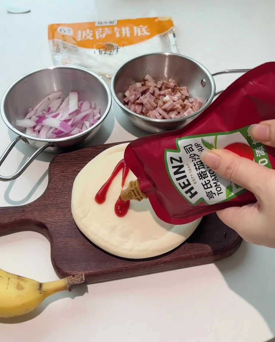 Bottiglie di ketchup e condimento per insalata versate su una base per pizza su un tagliere in legno.