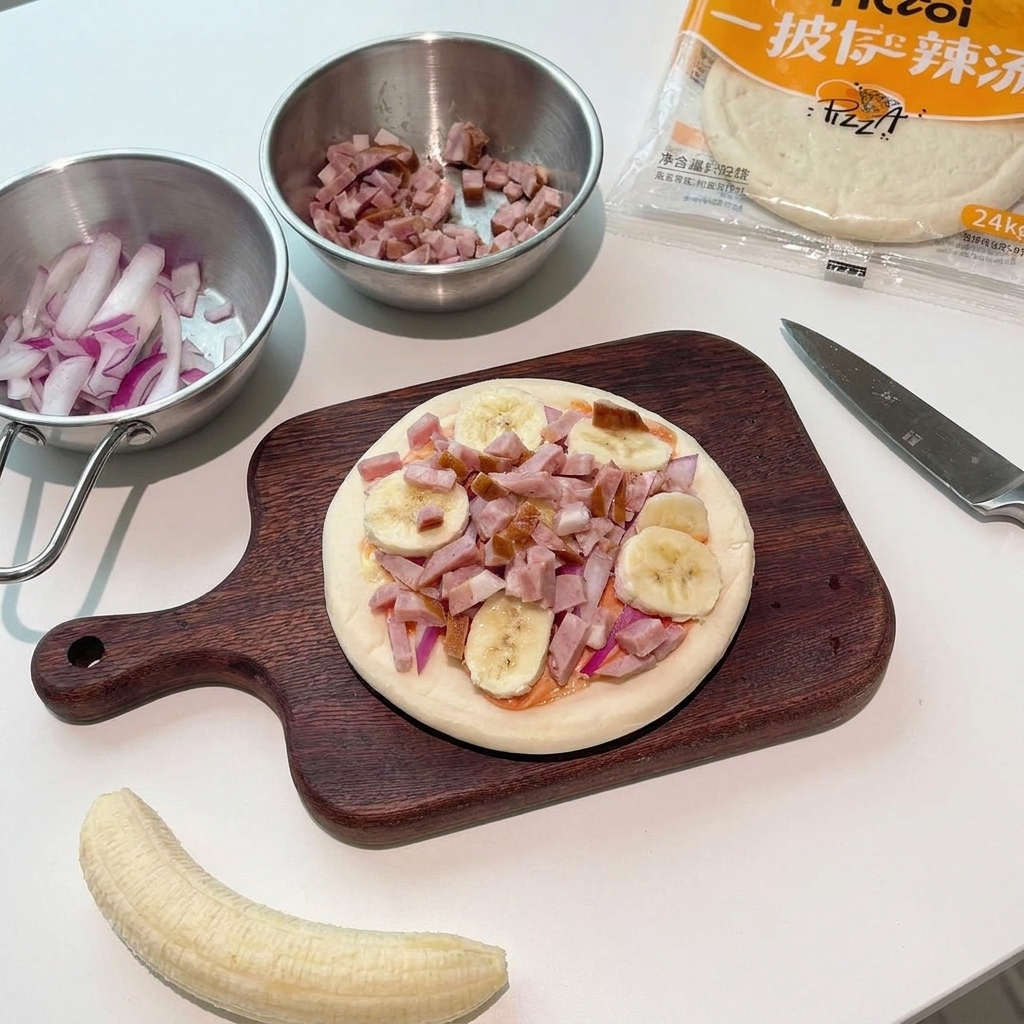 Piccoli pezzi di bacon crudo cosparsi sopra la pizza condita con banana e cipolla.