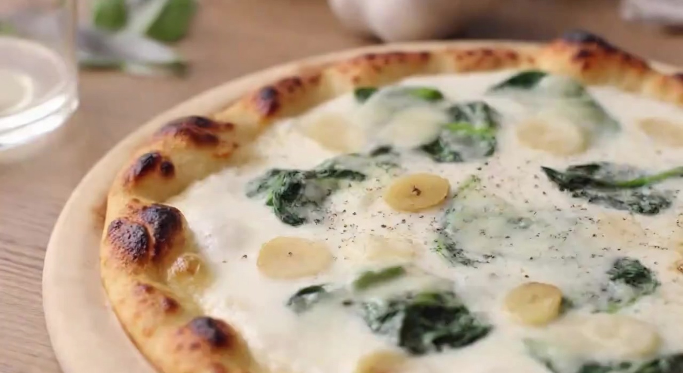 Pizza Bianca Cremosa con Spinaci e Aglio