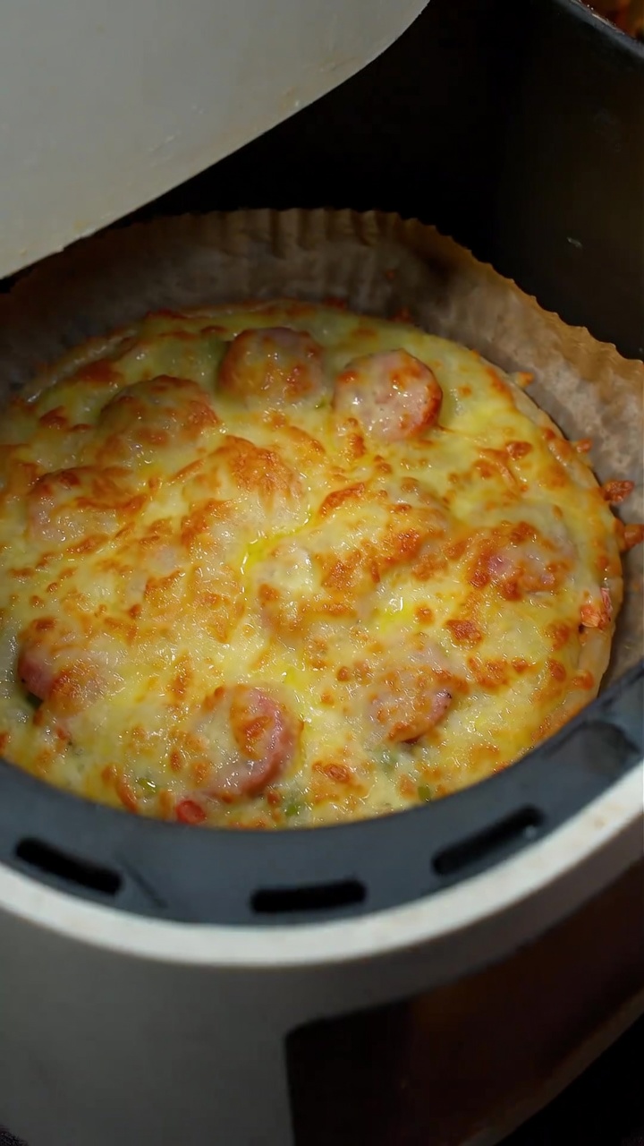 Pizza con Salsiccia in Friggitrice ad Aria (Base di Pancake ai Cipollotti)