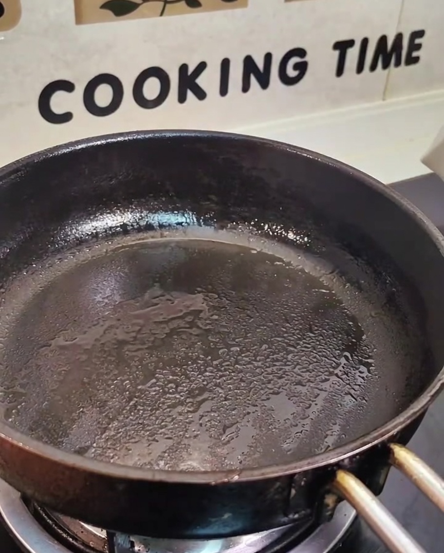 Fette di maiale Chashu che rosolano in una padella.