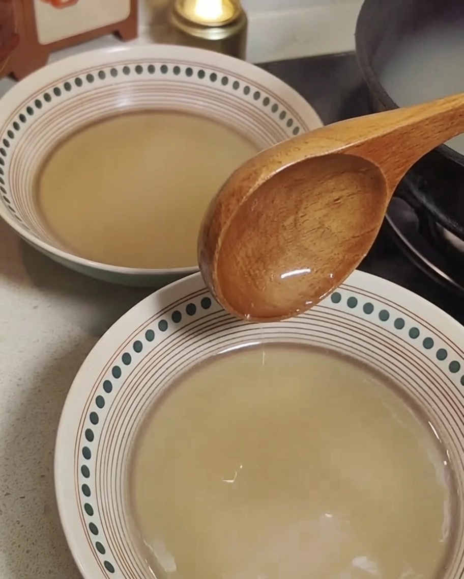 Noodles di ramen cotti inseriti nelle ciotole con il brodo caldo.