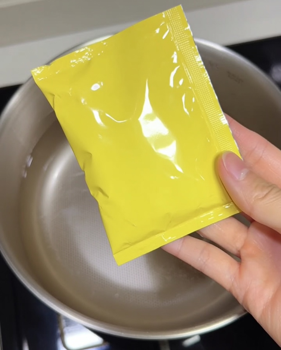 La base concentrata per zuppa tonkotsu versata in una pentola.
