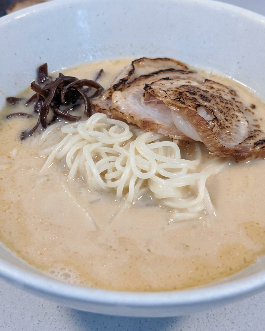 Funghi orecchie di legno e germogli di bambù disposti nella ciotola del ramen.