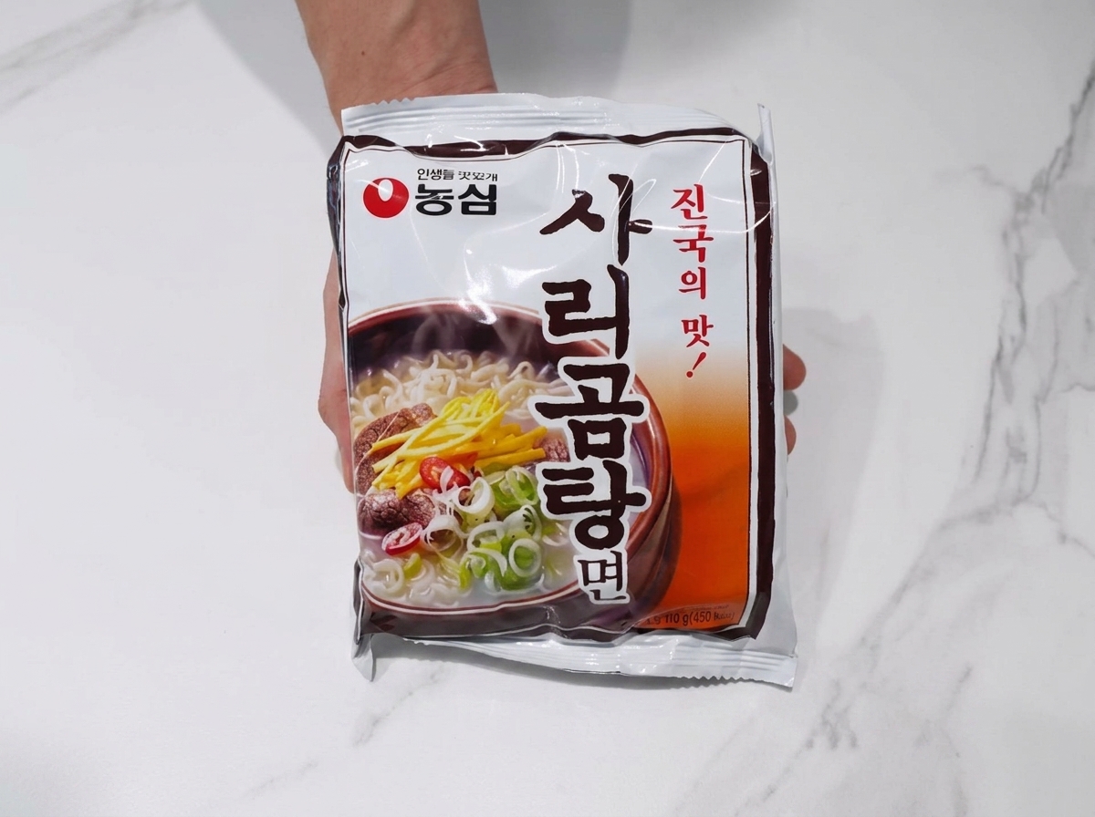 Un blocco di ramen secco aggiunto al brodo bollente.