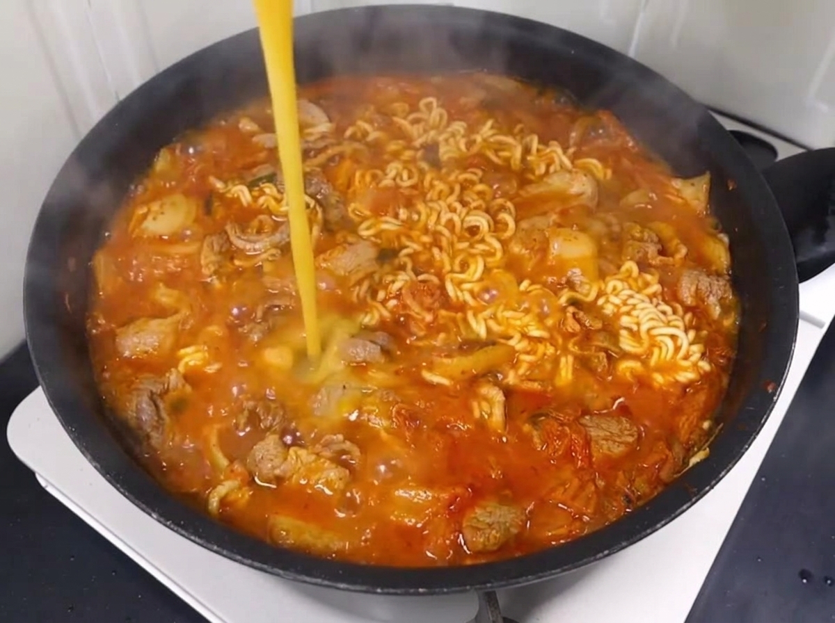 Un uovo sbattuto mescolato nel ramen in ebollizione.