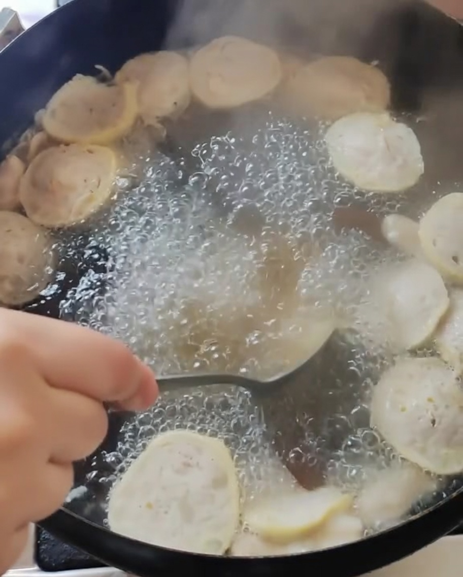 Zuppa mescolata nella pentola principale dopo aver aggiunto i condimenti.