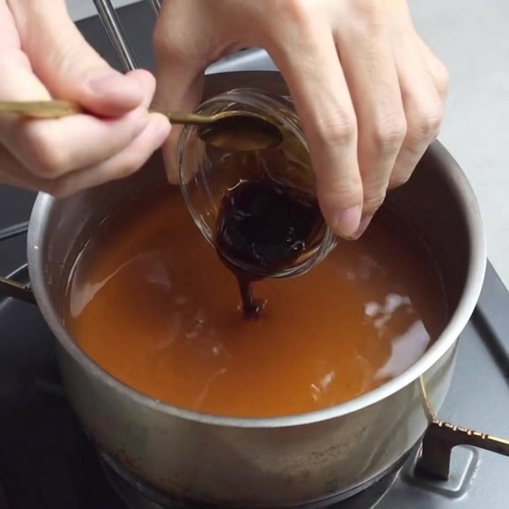 Aggiunta della salsa di ostriche alla miscela del brodo.