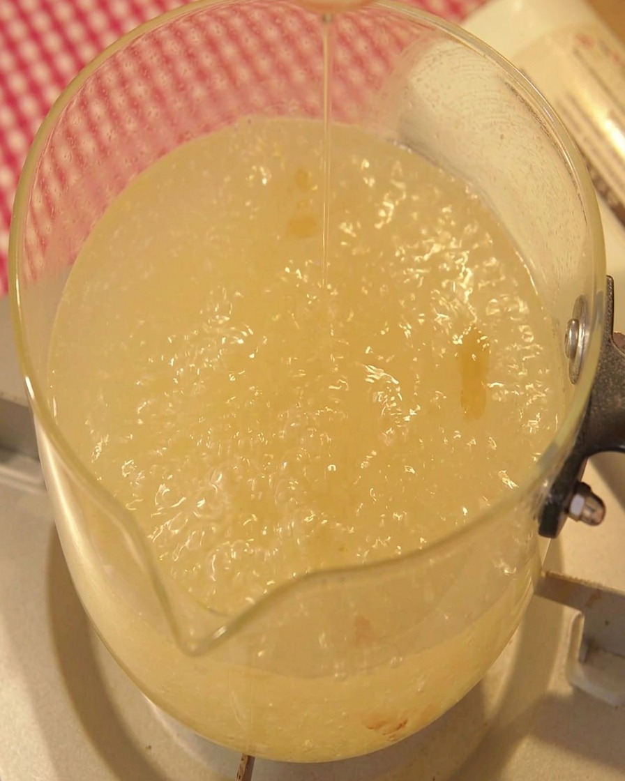 Olio di sesamo versato in una pentola di brodo bollente.