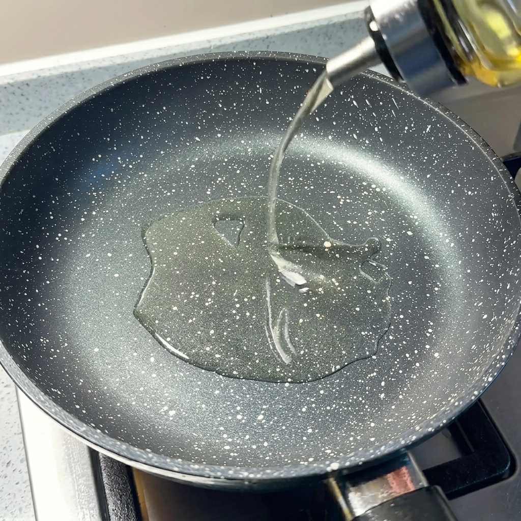 Cipollotti tritati e aglio che soffriggono nellolio caldo.