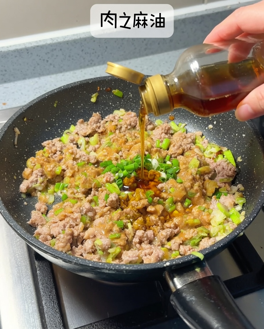 Olio di sesamo dorato versato sulla carne e miso.