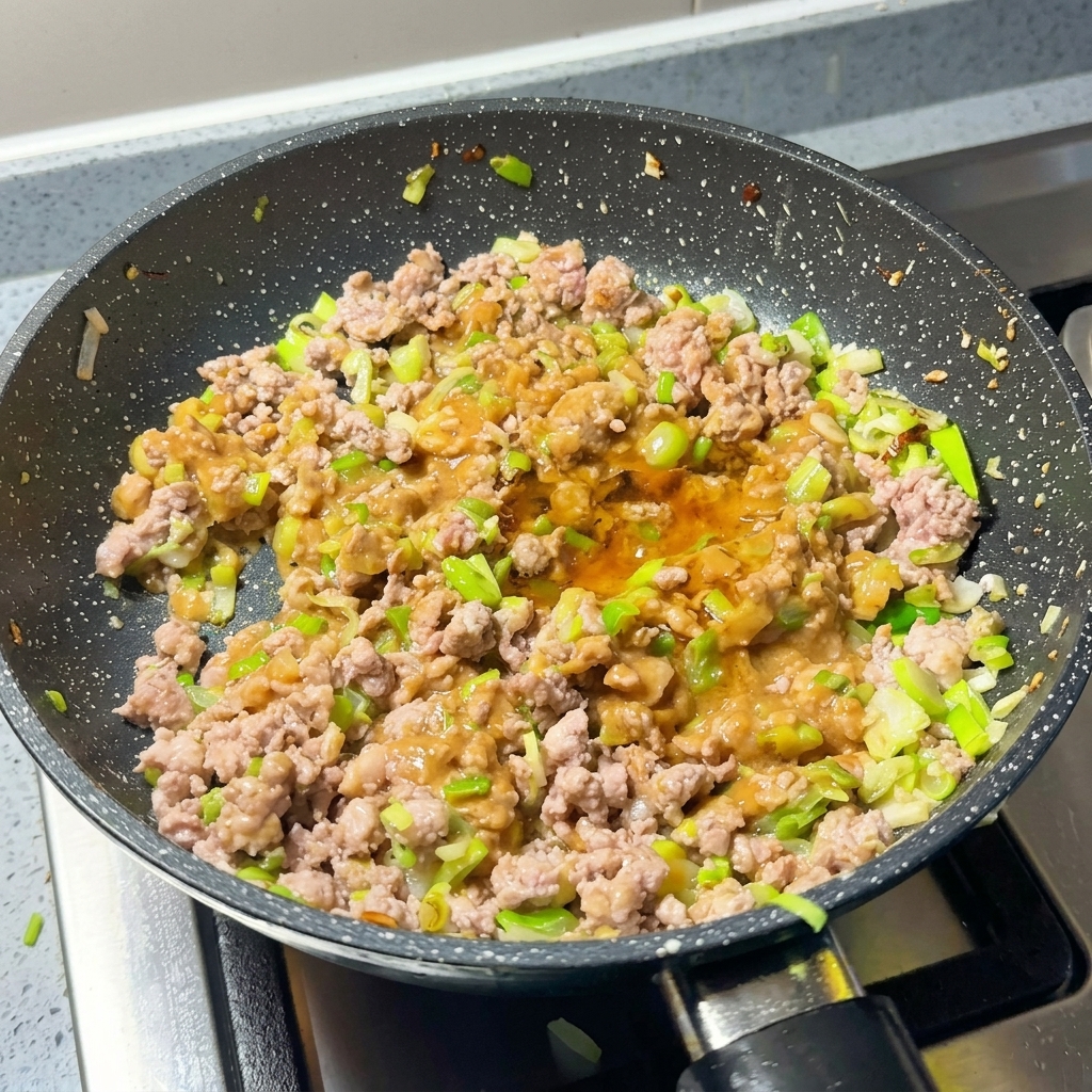 Carne e miso in padella con peperoncino e zucchero.