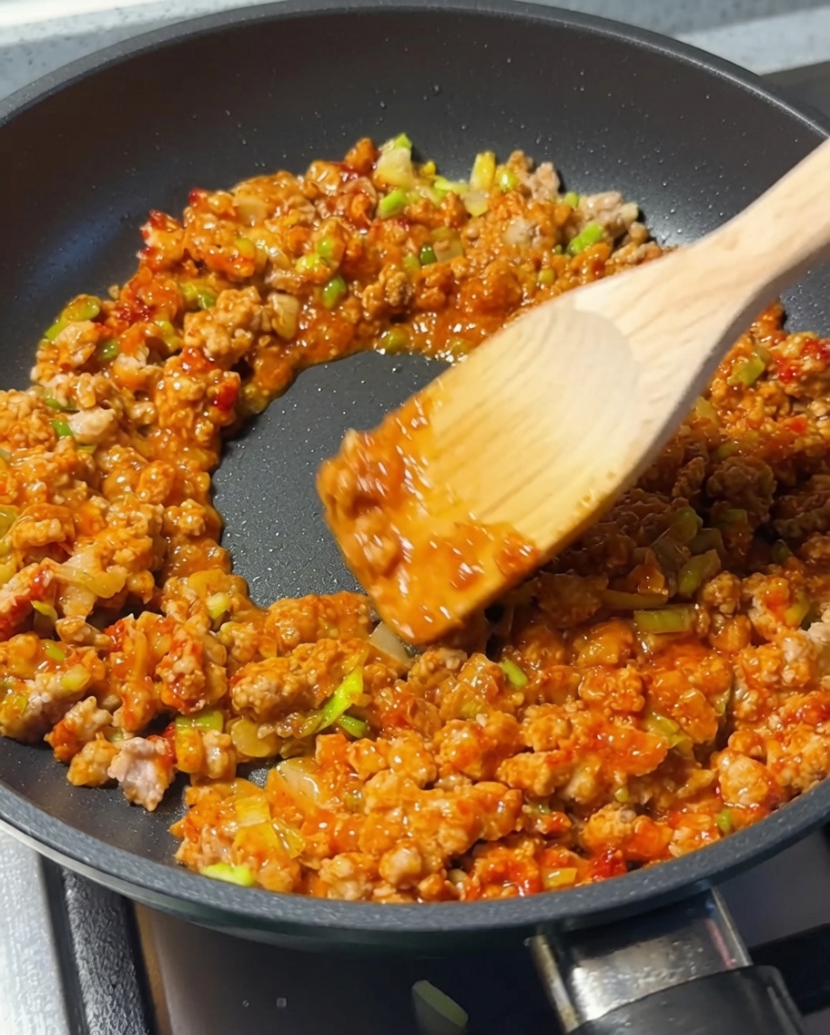 Salsa di soia aggiunta alla carne in padella.