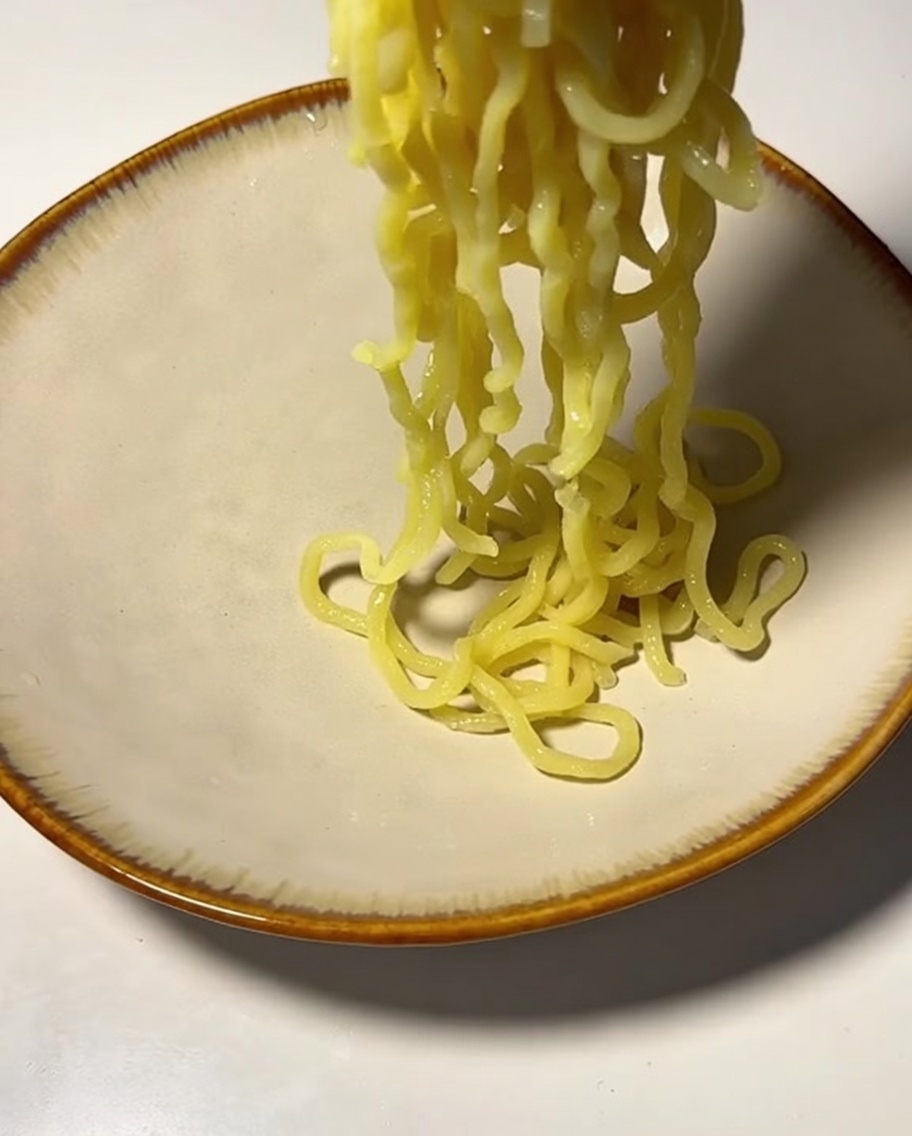 Noodles scolati messi in una ciotola.