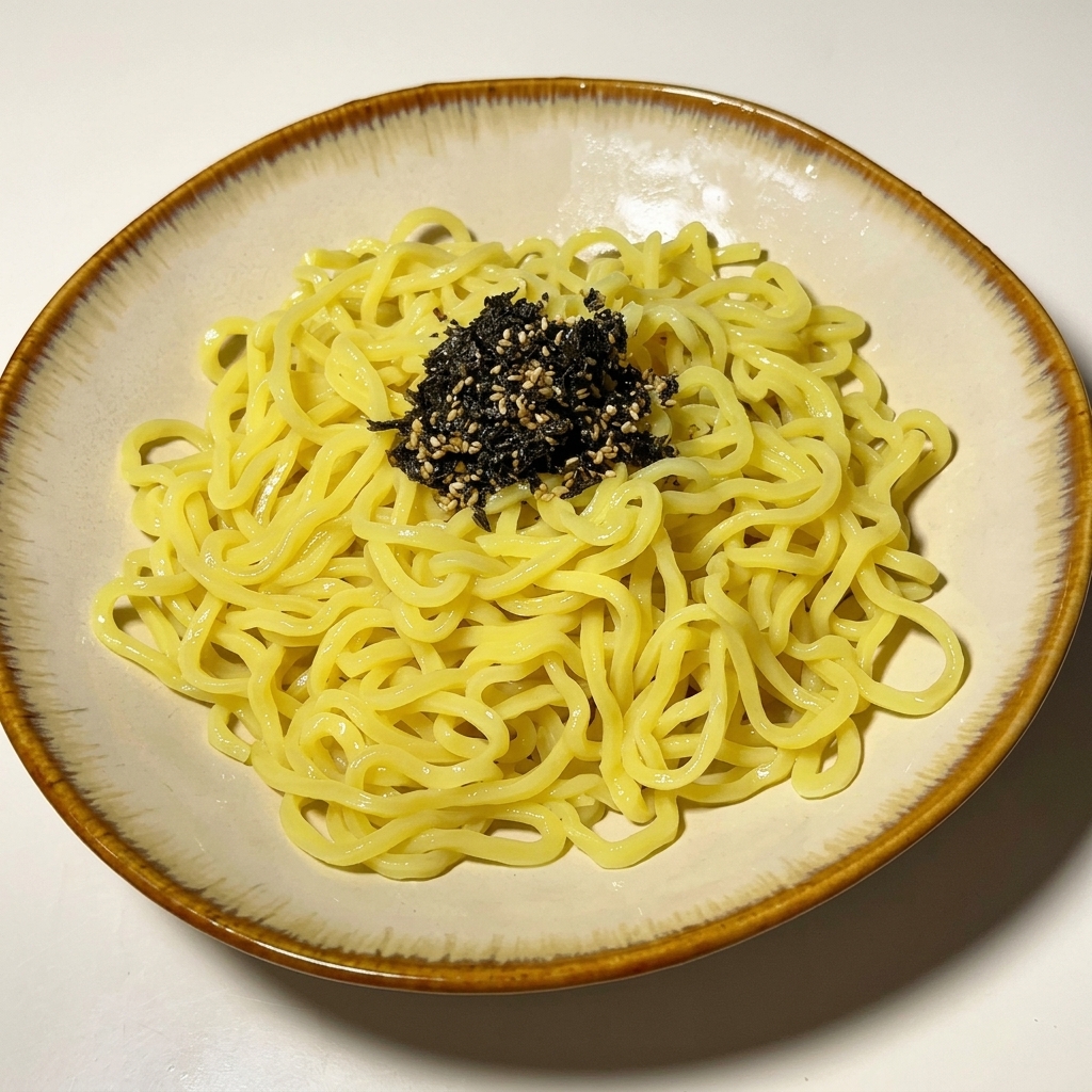 Ciotola di noodles guarnita con semi di sesamo e cipollotti.