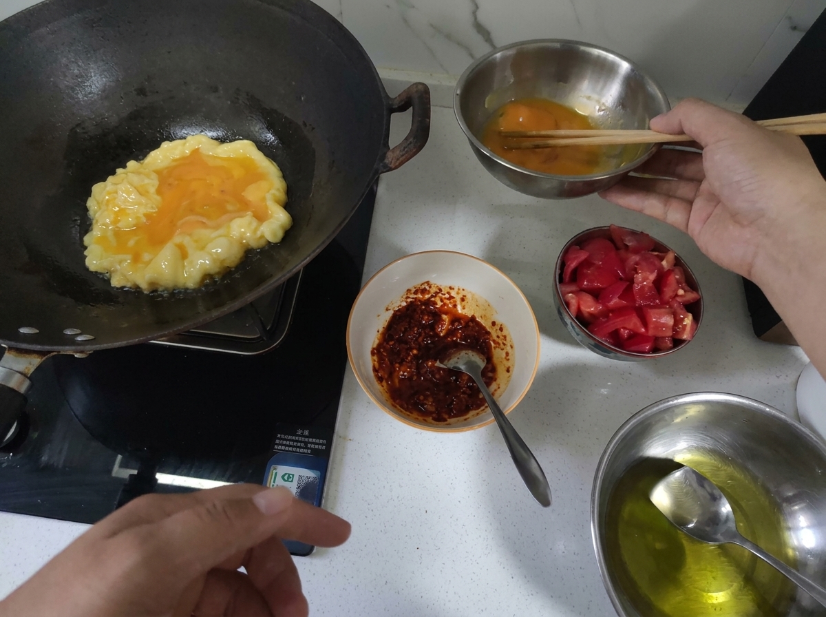 Uova strapazzate in un wok caldo fino a diventare soffici e dorate.