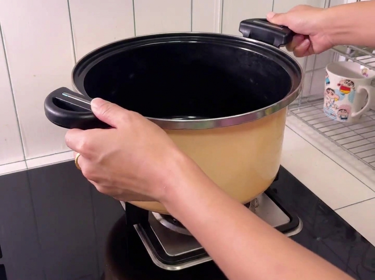 Pezzi di maiale allinterno di una pentola capiente con vino da cucina aggiunto.