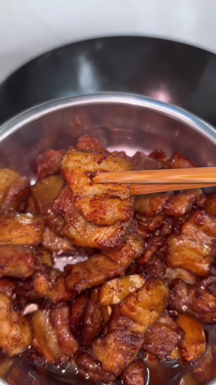 Succulente fette di pancetta di maiale caramellata, perfettamente glassate e pronte da servire.