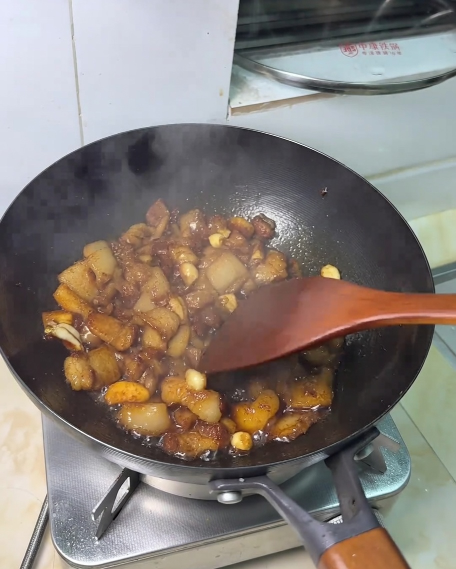 Pancetta alla salsa di soia finita, che brilla con una glassa saporita.
