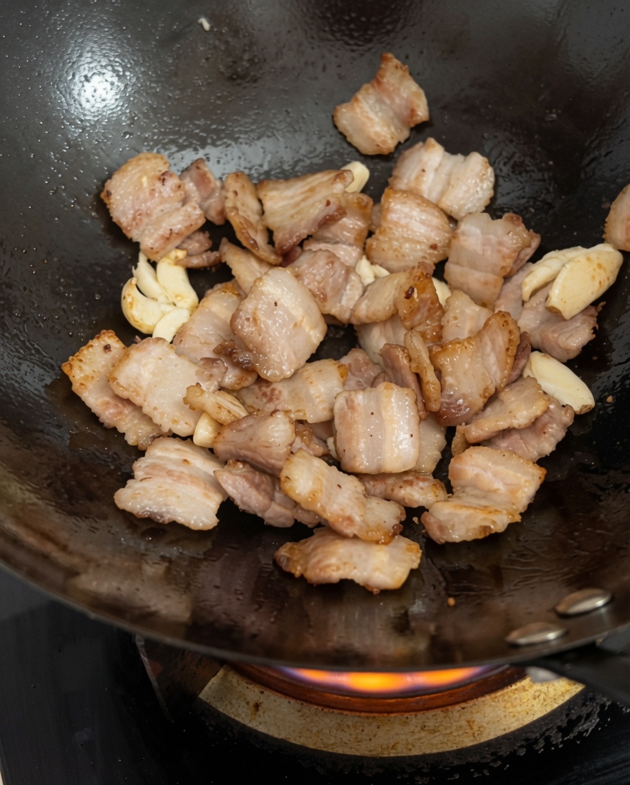 Fagioli neri fermentati aggiunti nel wok insieme alla carne e allaglio.