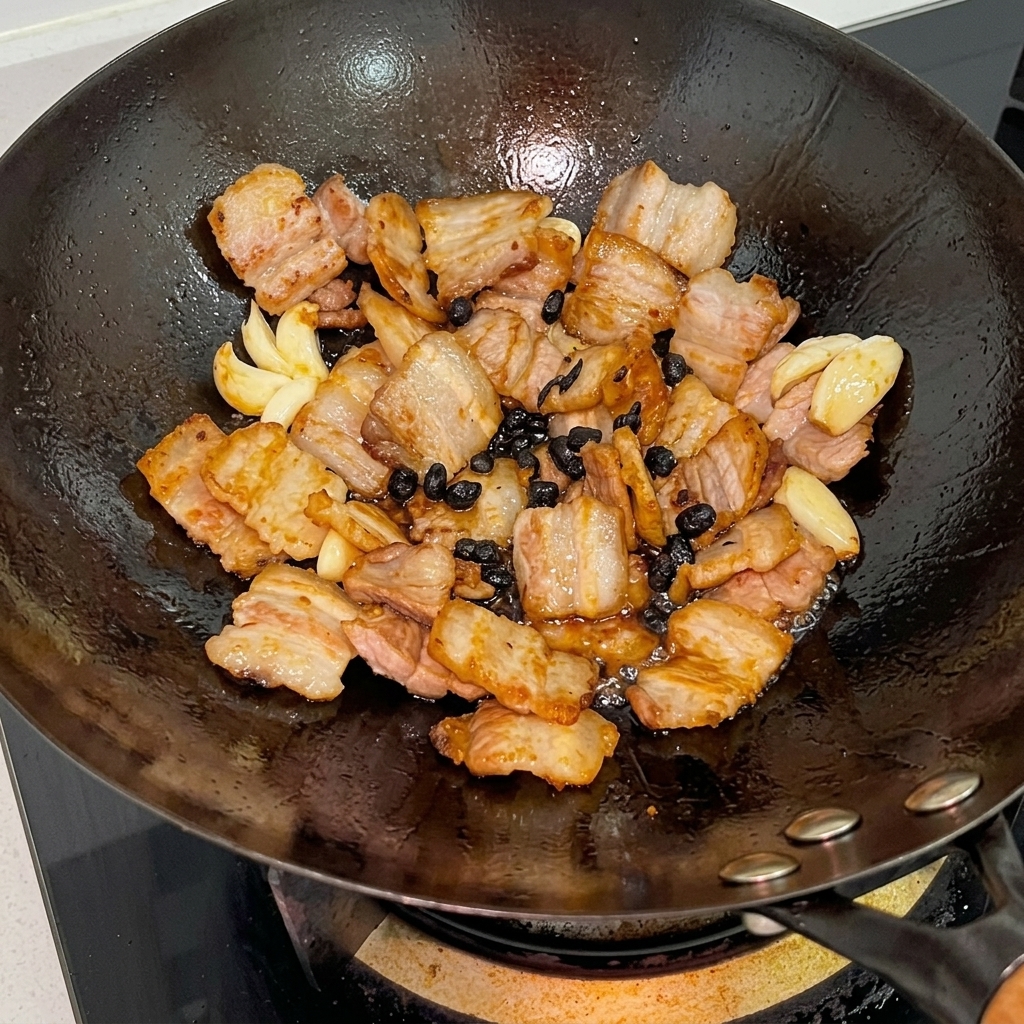 Salsa di ostriche e salse di soia versate sulla carne nel wok.