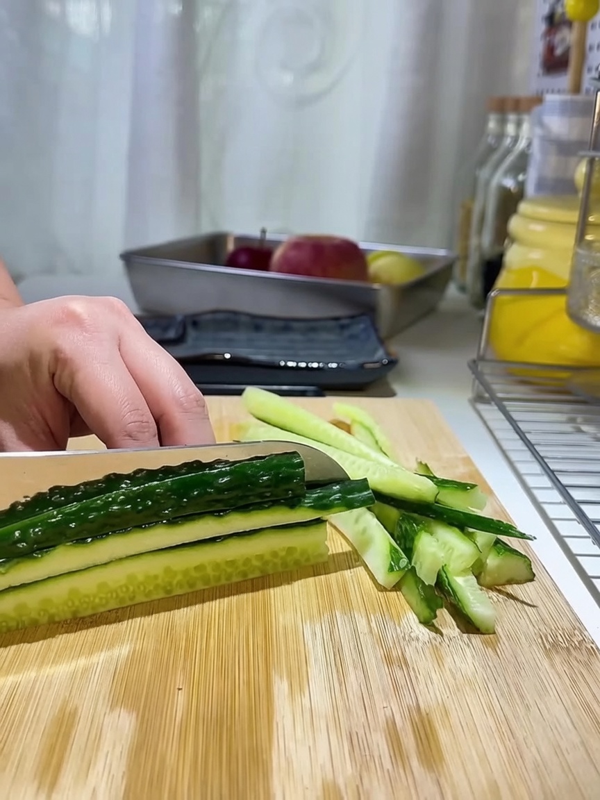 Strisce di carota appena grattugiate in una ciotola di vetro.