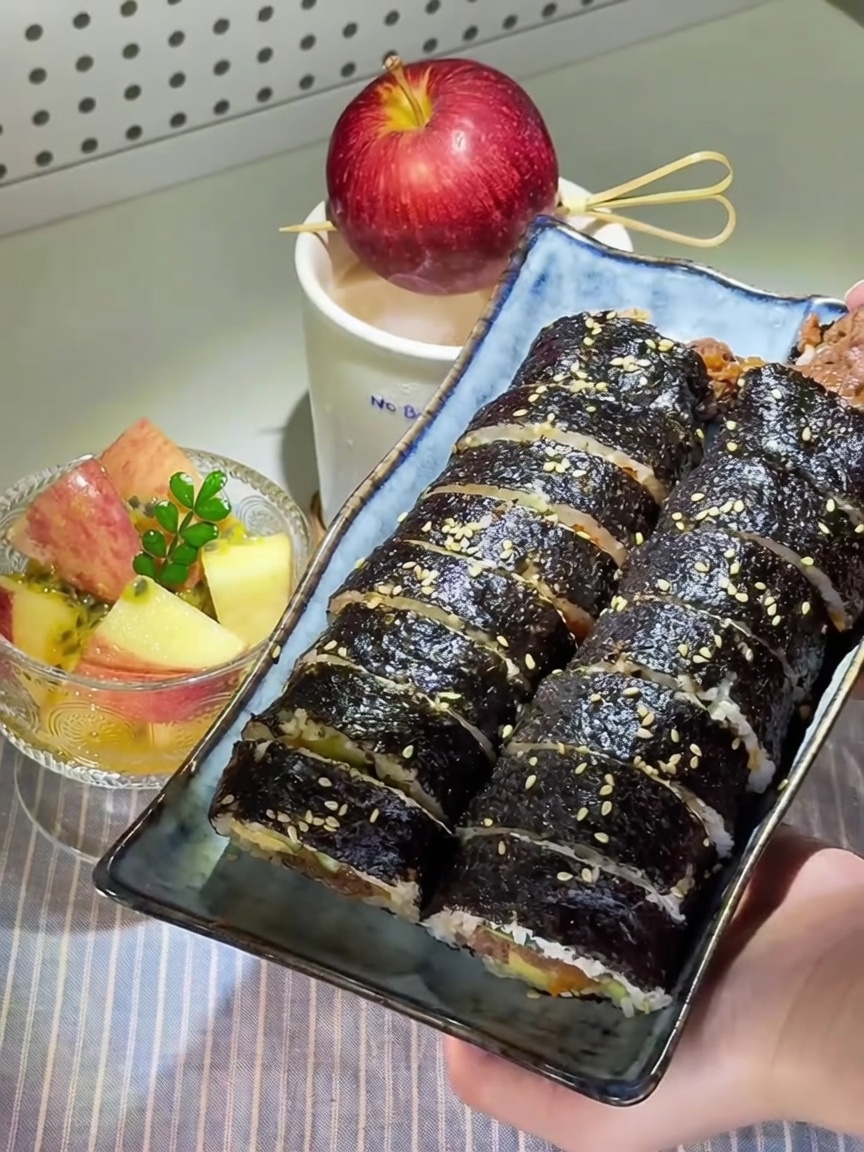 Gimbap di manzo coreano con mele marinate al frutto della passione