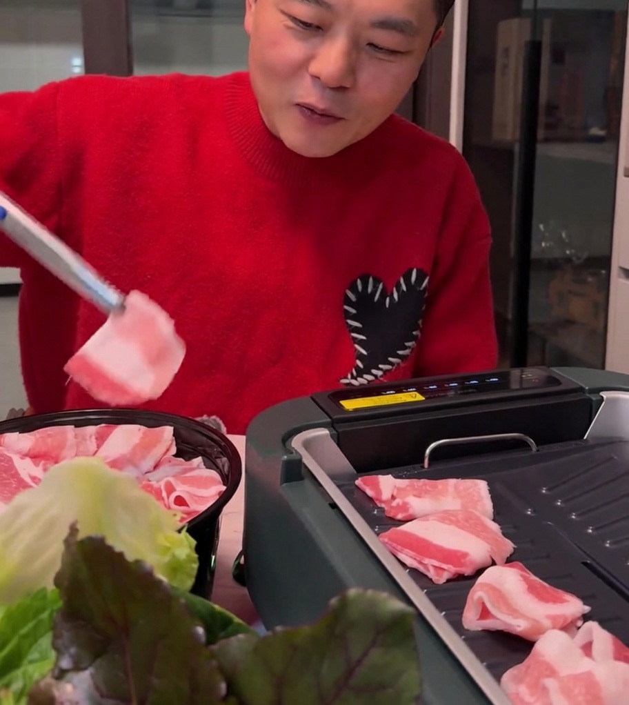 Fettine sottili di pancetta che cuociono su una piastra elettrica, diventando dorate.