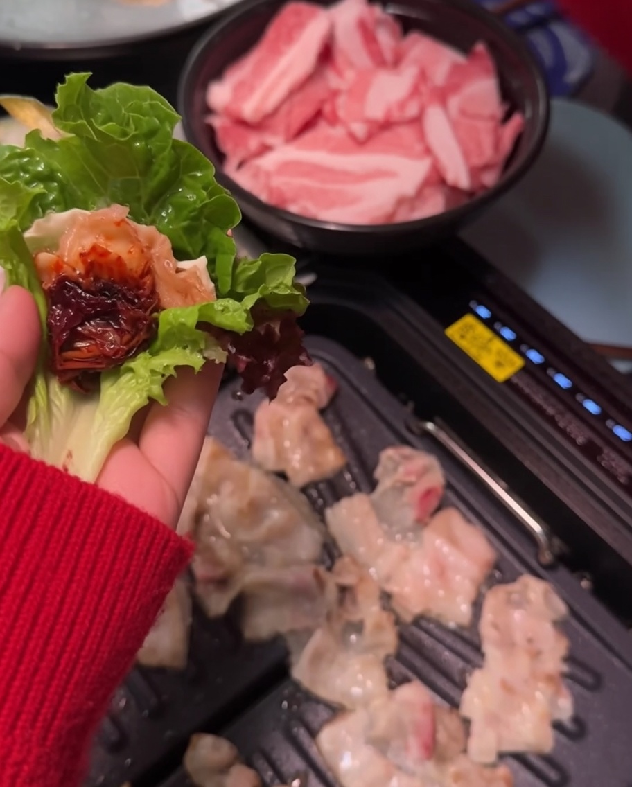 Pasta di soia piccante spalmata su una fetta di pancetta.