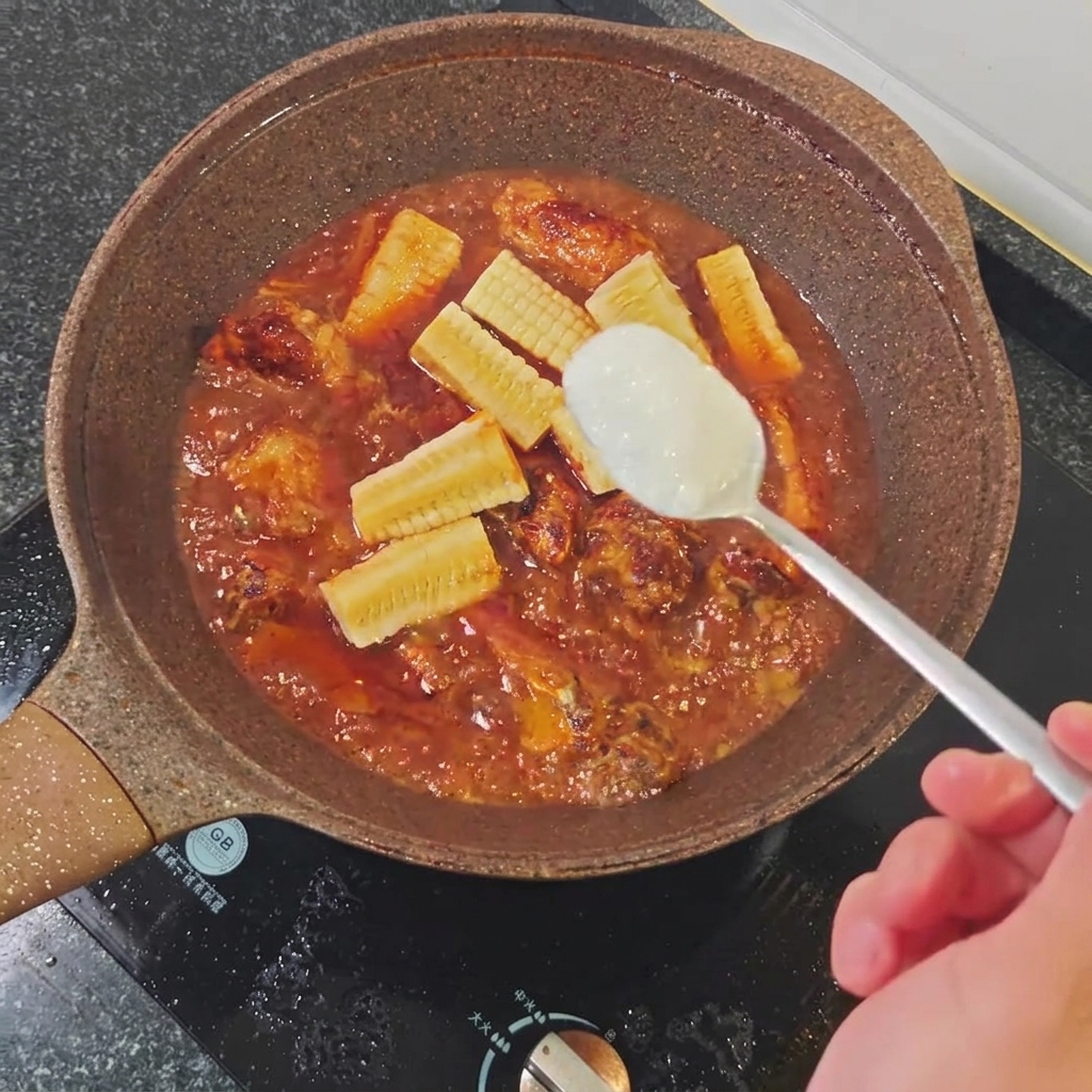 Un cucchiaio di zucchero bianco aggiunto al liquido di cottura.