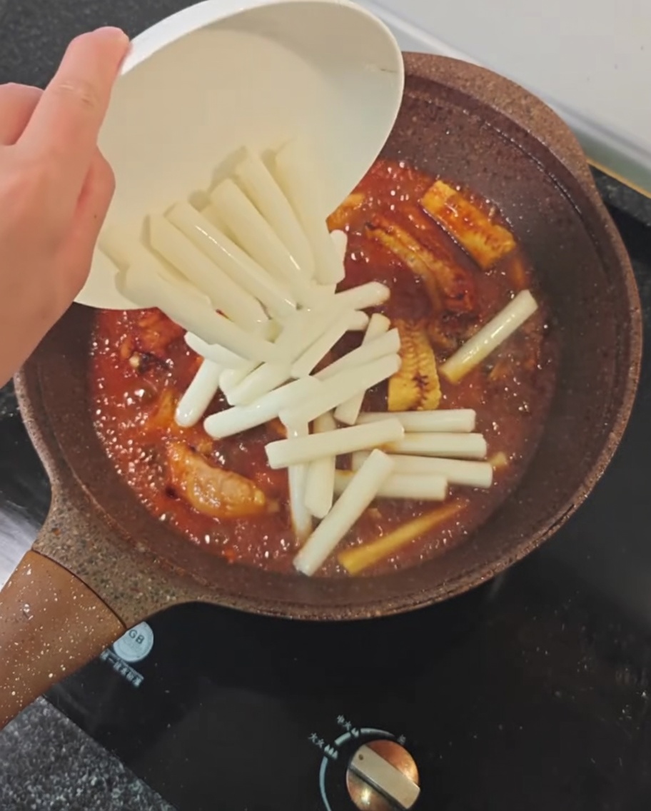 Gnocchi di riso aggiunti in padella con costine e salsa.