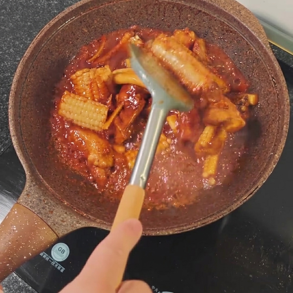 La padella scoperta mentre la salsa si addensa in una glassa.