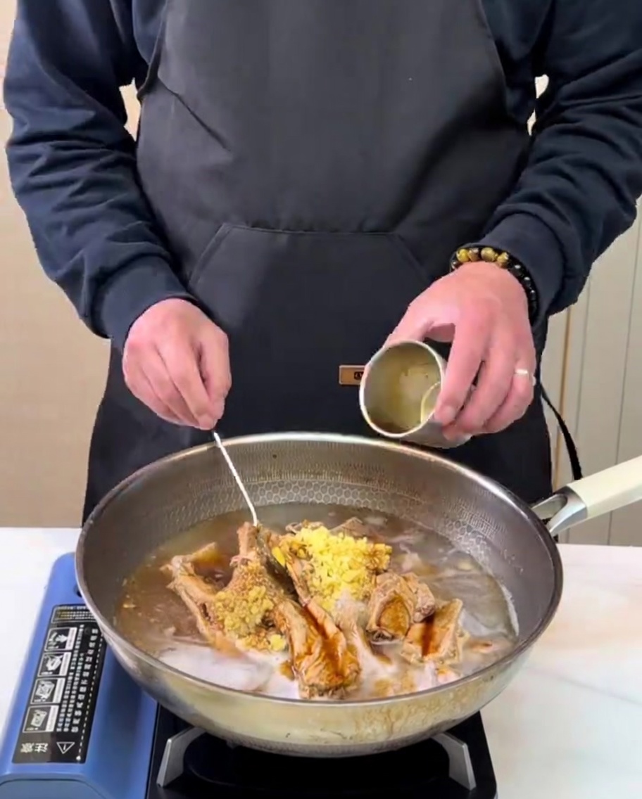 Succo di pera appena preparato versato in una pentola con costine e spezie.