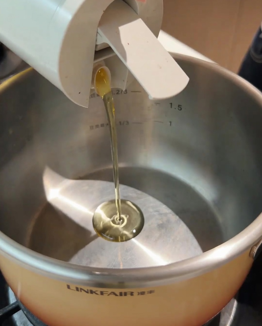 Cipolle a dadini e fette di zenzero saltate in padella fino a doratura profumata.