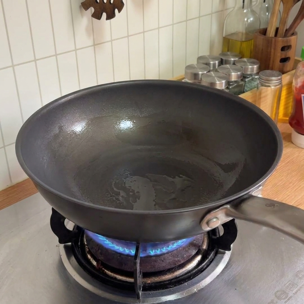 Padella su un fornello pronta per saltare le verdure.