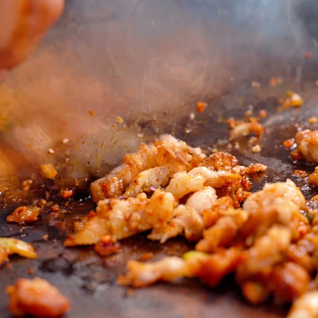 Uovo fritto ridotto in pezzi più piccoli dentro una ciotola.