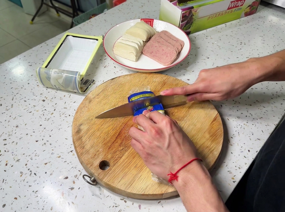Un fresco mazzetto di funghi enoki scartato dalla sua confezione protettiva su una superficie di legno.