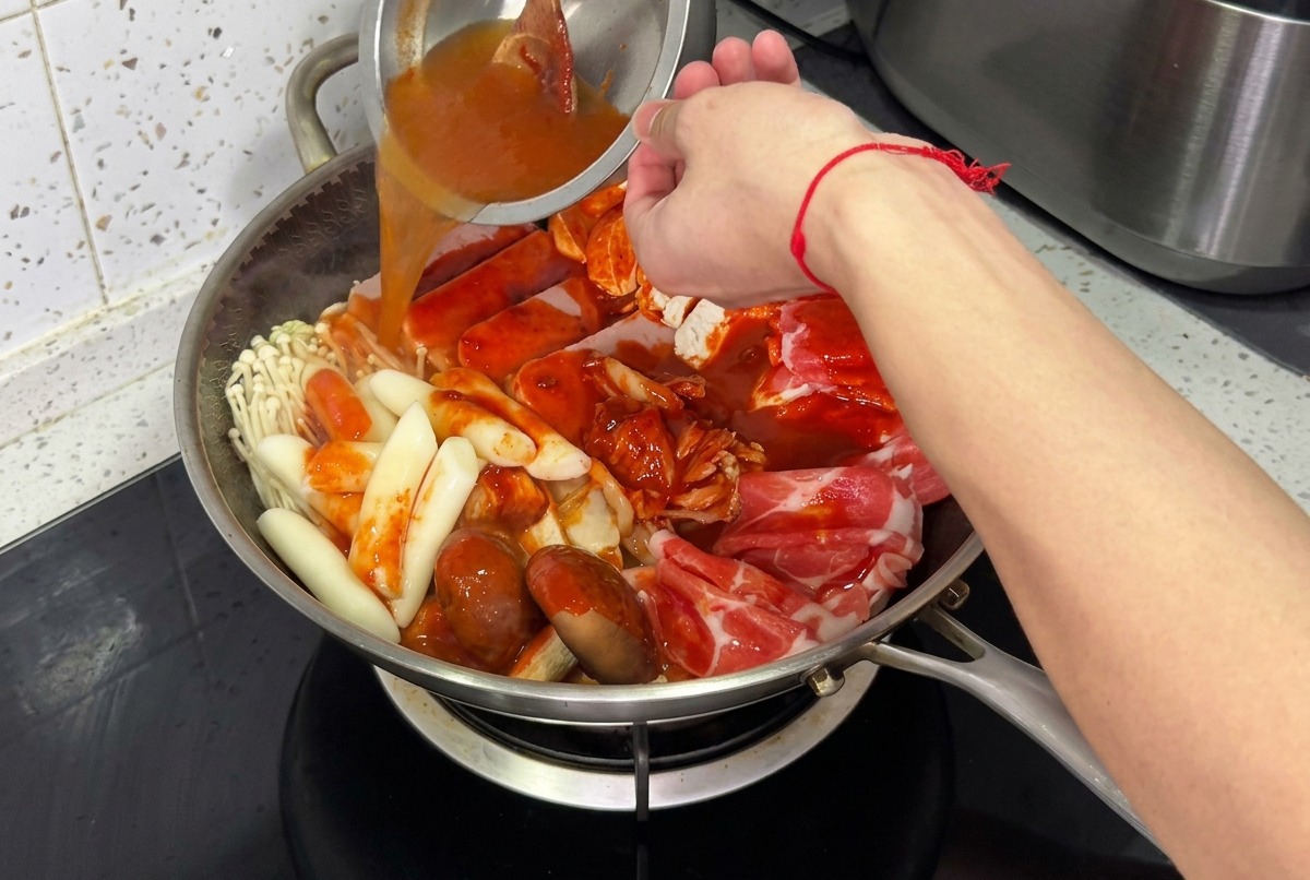 La pentola dello stufato riempita dacqua e coperta con un coperchio di vetro, pronta per sobbollire.