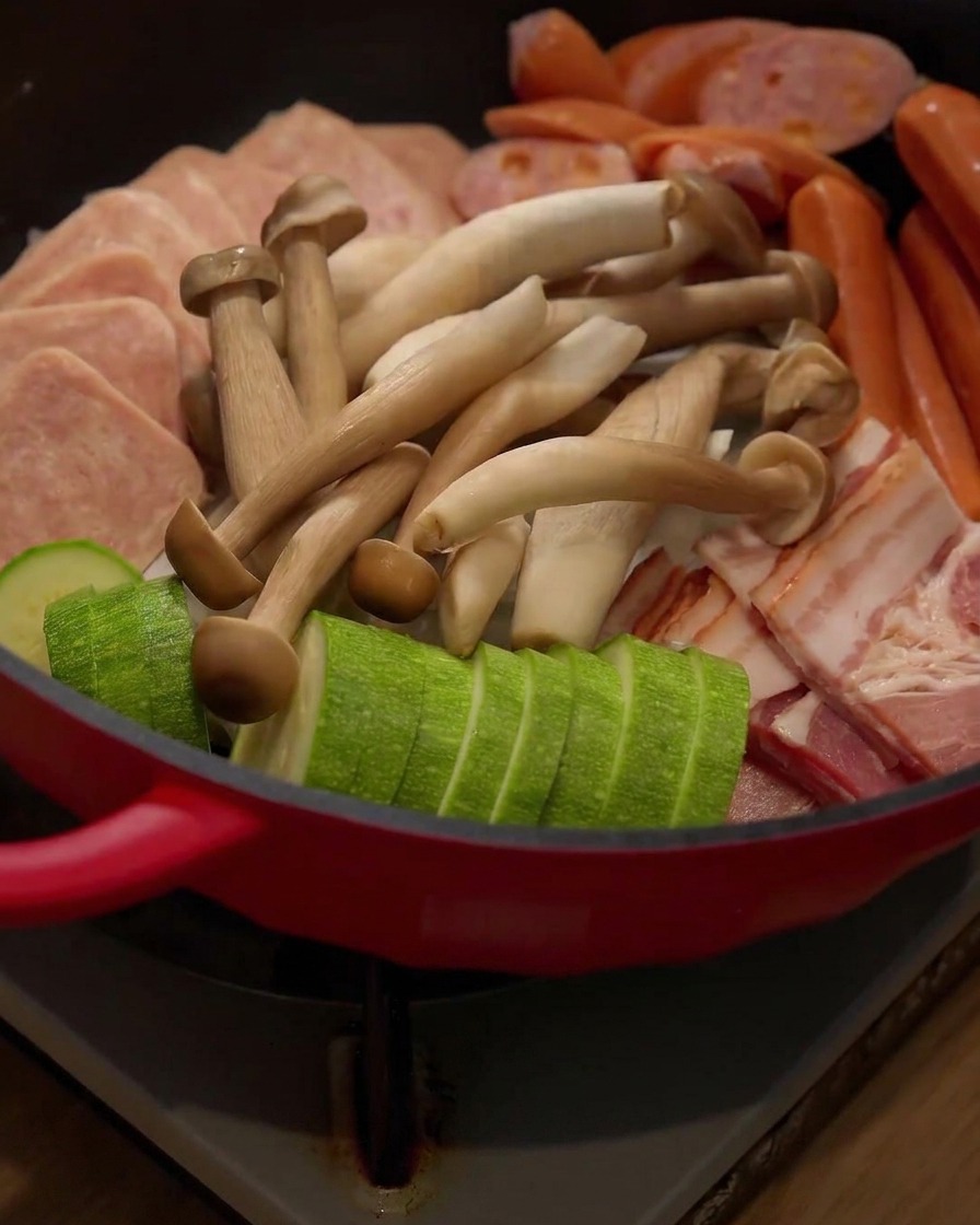 Funghi enoki freschi aggiunti alla disposizione dellhot pot.