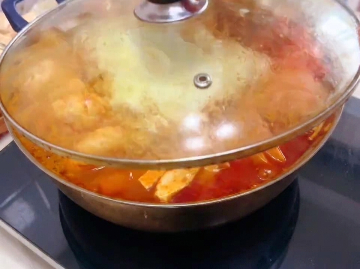 Il coperchio di vetro copre la pentola mentre il cibo cuoce e il brodo bolle.