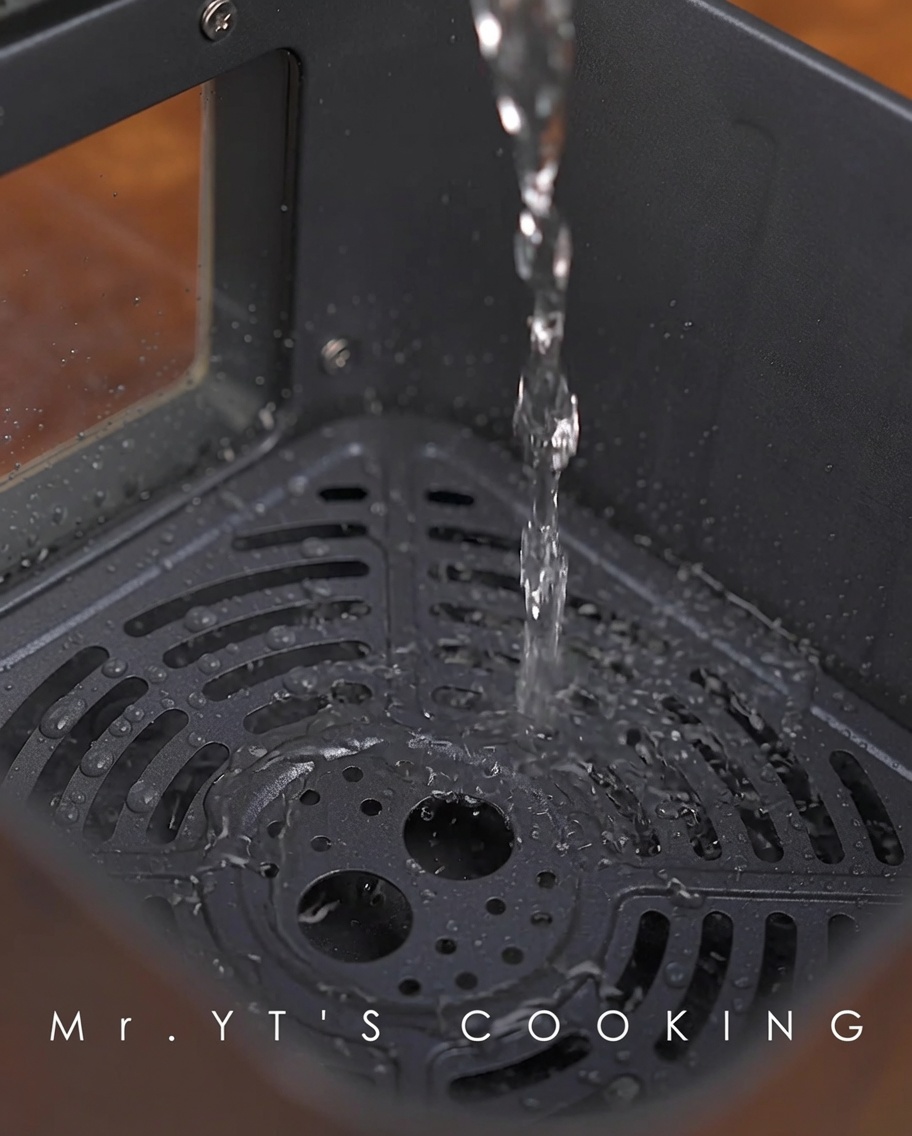 Acqua versata sul fondo del cestello della friggitrice ad aria.