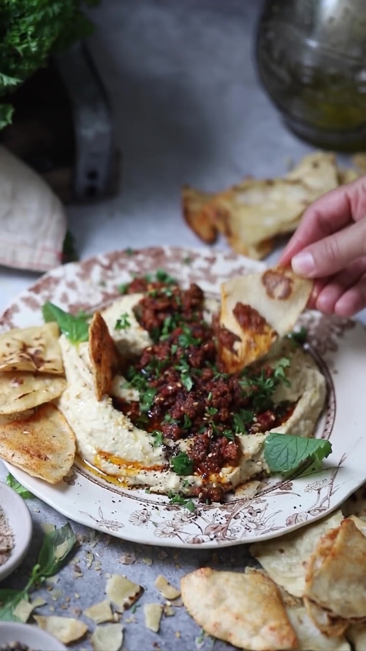 Hummus con Carne Macinata Speziata e Tortilla Chips Fatte in Casa