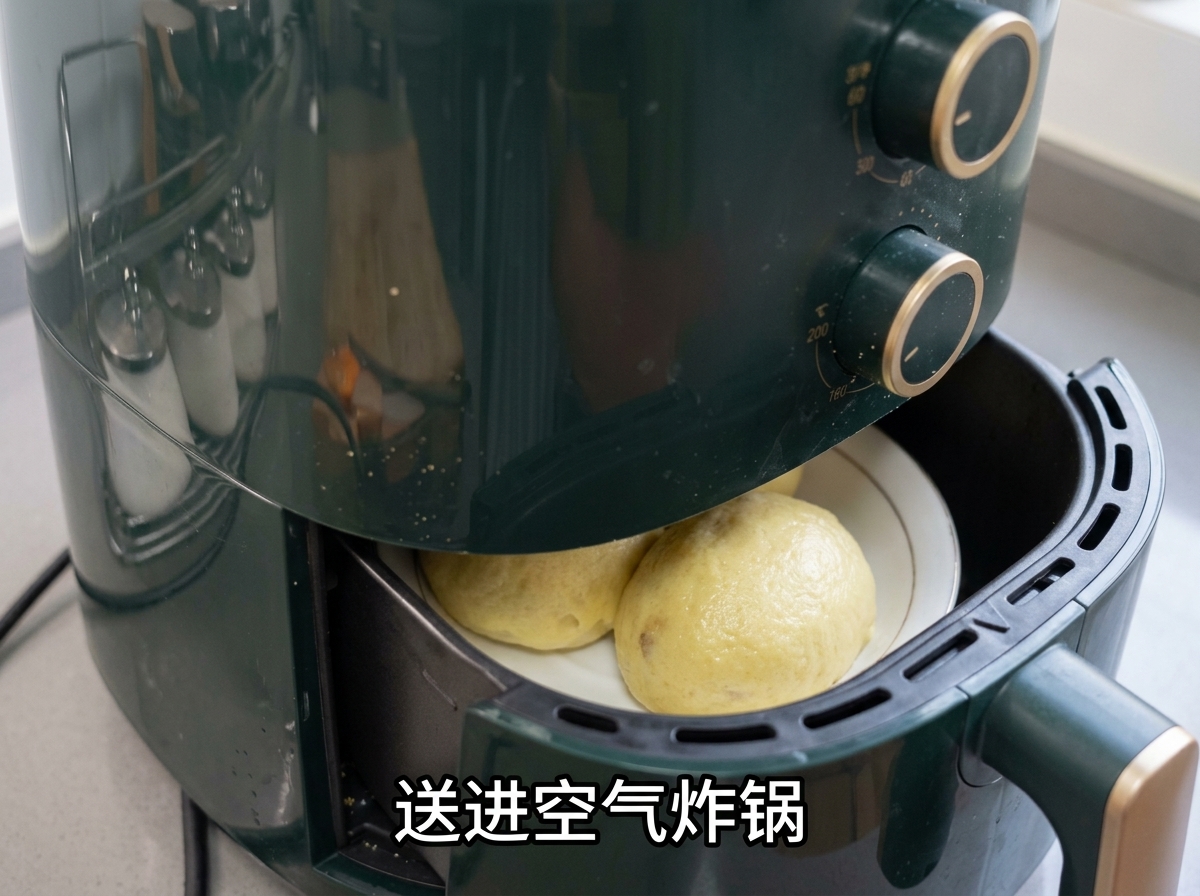 Un cestello della friggitrice ad aria pieno di patate oliate spinto in una friggitrice verde.