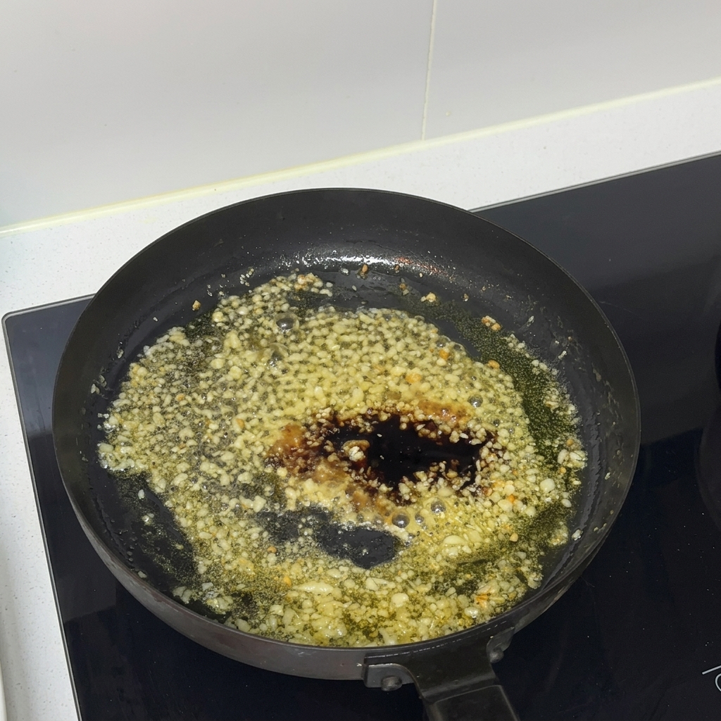 Salsa di ostriche aggiunta al composto di salsa in una padella.