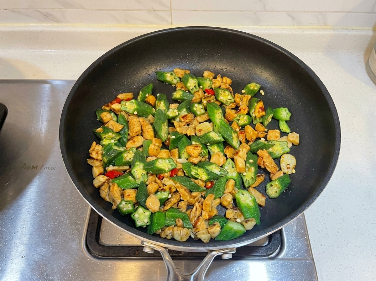 Salsa di ostriche aggiunta al pollo e allokra saltati in padella.