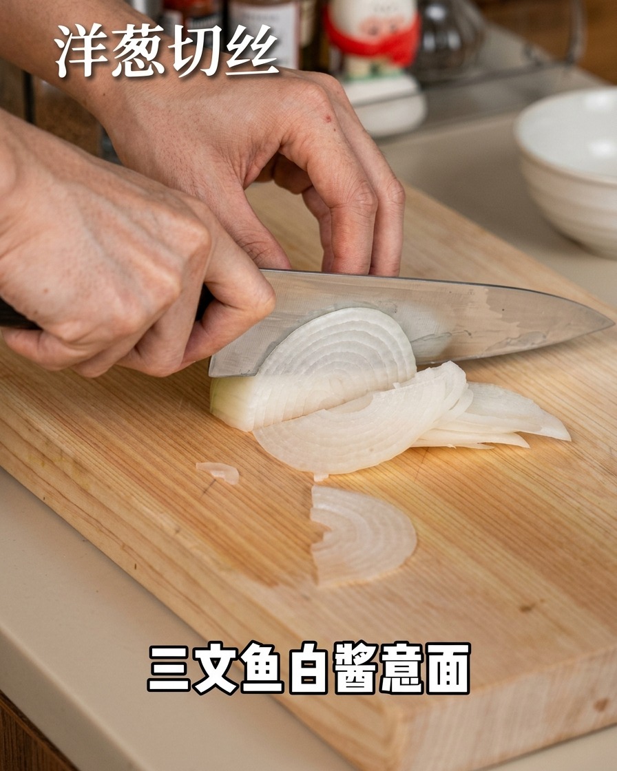Funghi champignon bianchi tagliati sottili su un tagliere di legno con un coltello da chef.