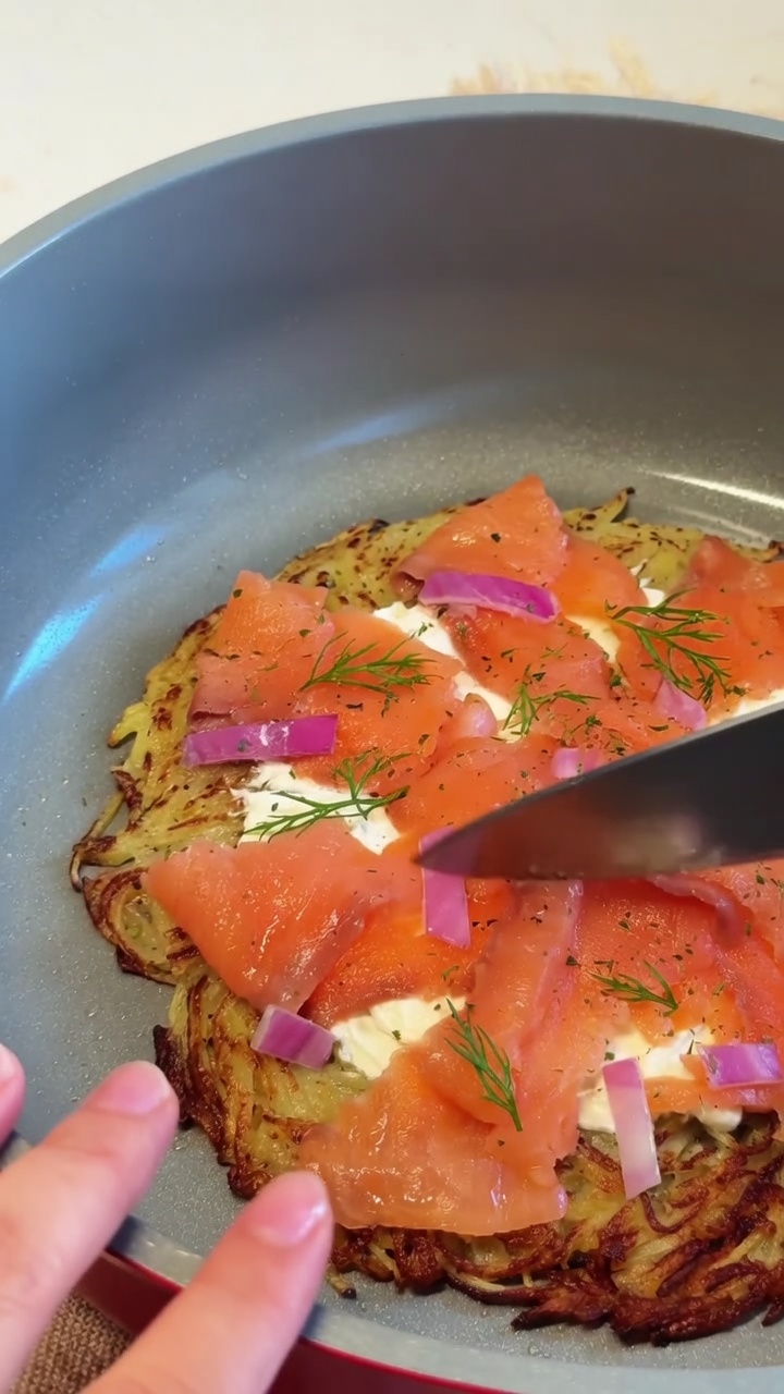Pizza croccante di patate e salmone affumicato