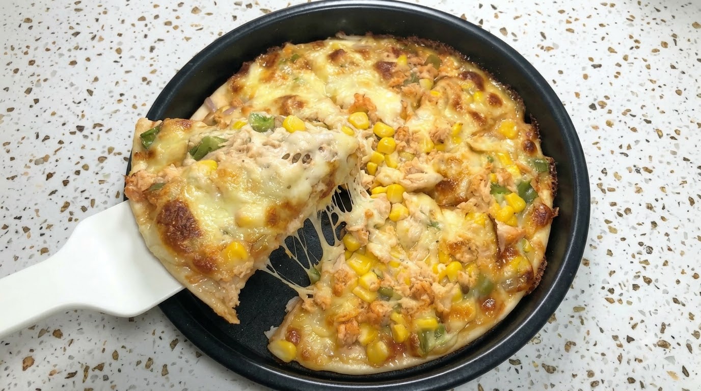 Pizza fatta in casa con salmone e mais
